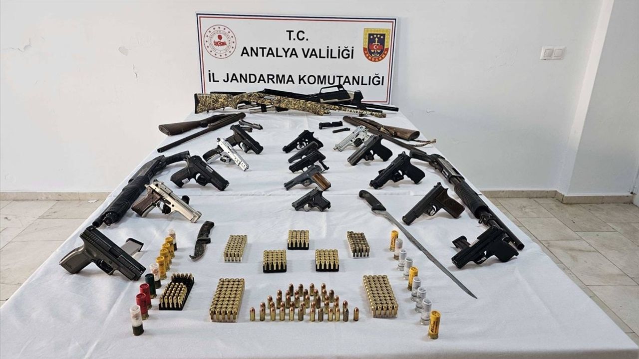 Antalya'da Uyuşturucu ve Silah Kaçakçılığına Büyük Darbe