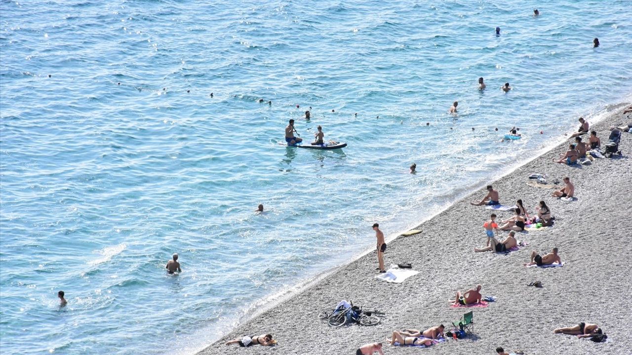 Antalya Sahillerinde Güneşli Havanın Keyfi