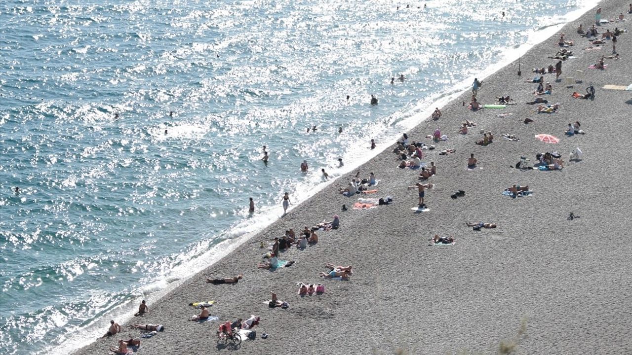 Antalya Sahillerinde Yaz Yoğunluğu Devam Ediyor