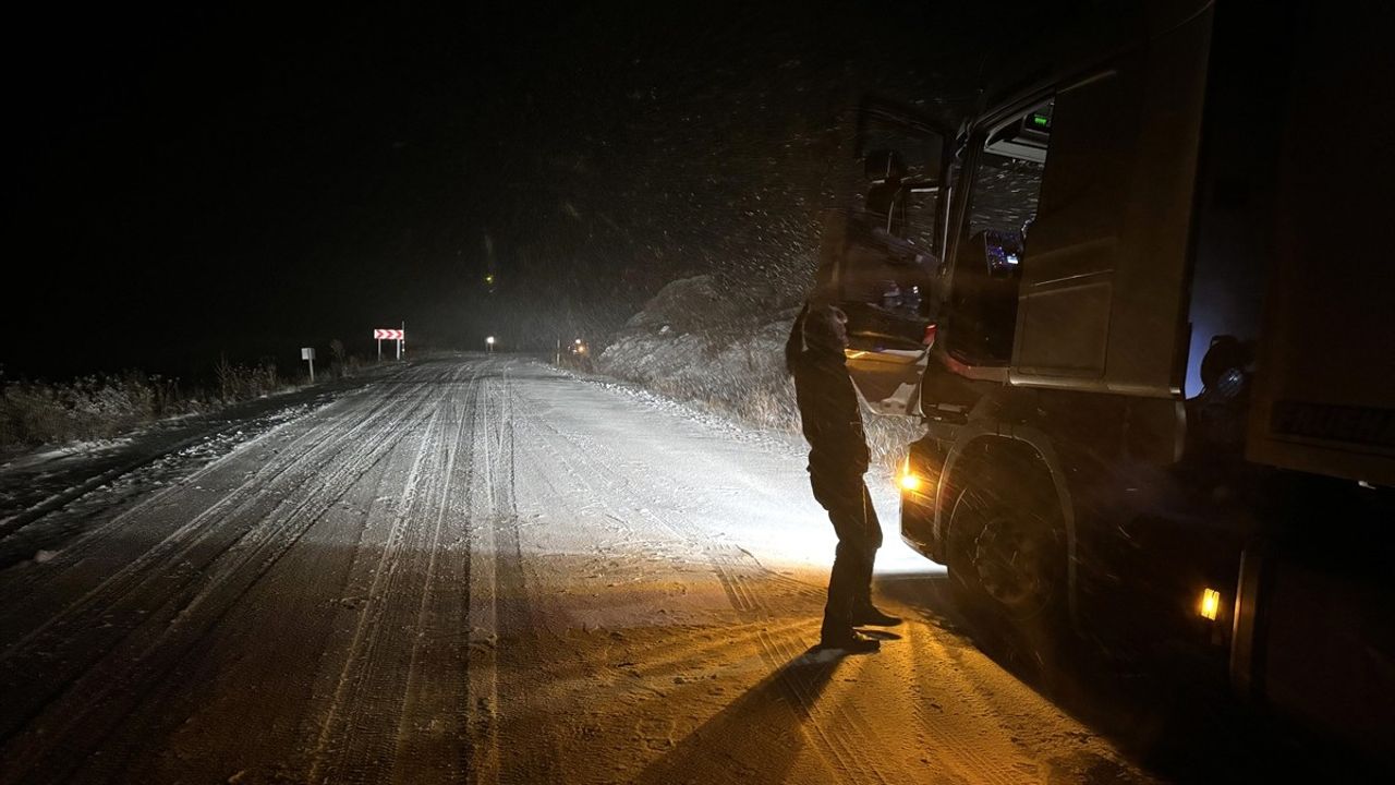 Ardahan'da Kar Yağışı Tır Trafiğini Olumsuz Etkiledi