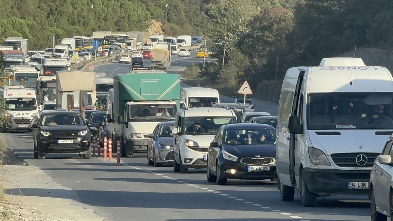 Arnavutköy'de Yol Çalışması Trafikte Yoğunluk Yarattı