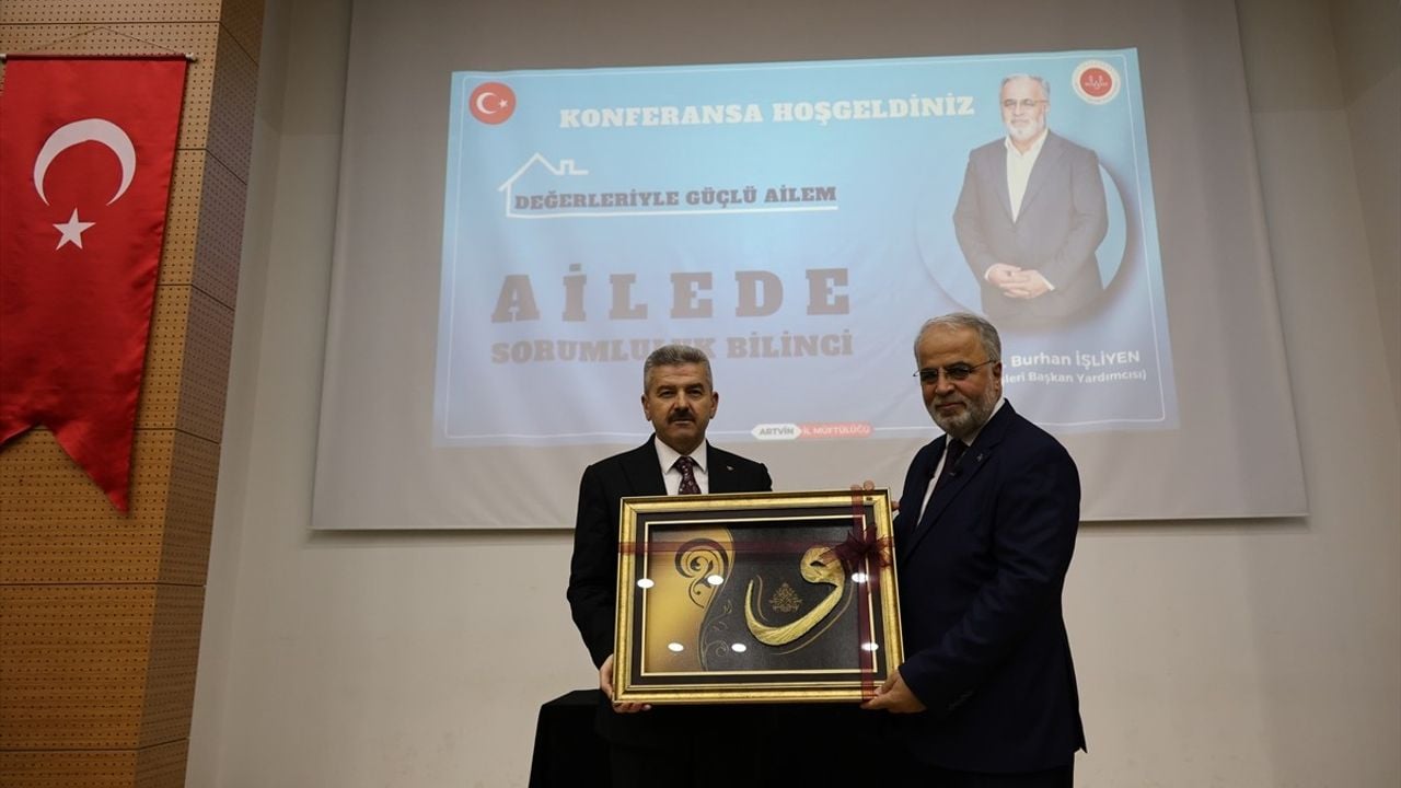 Artvin'de Ailede Sorumluluk Bilinci Konferansı Düzenlendi