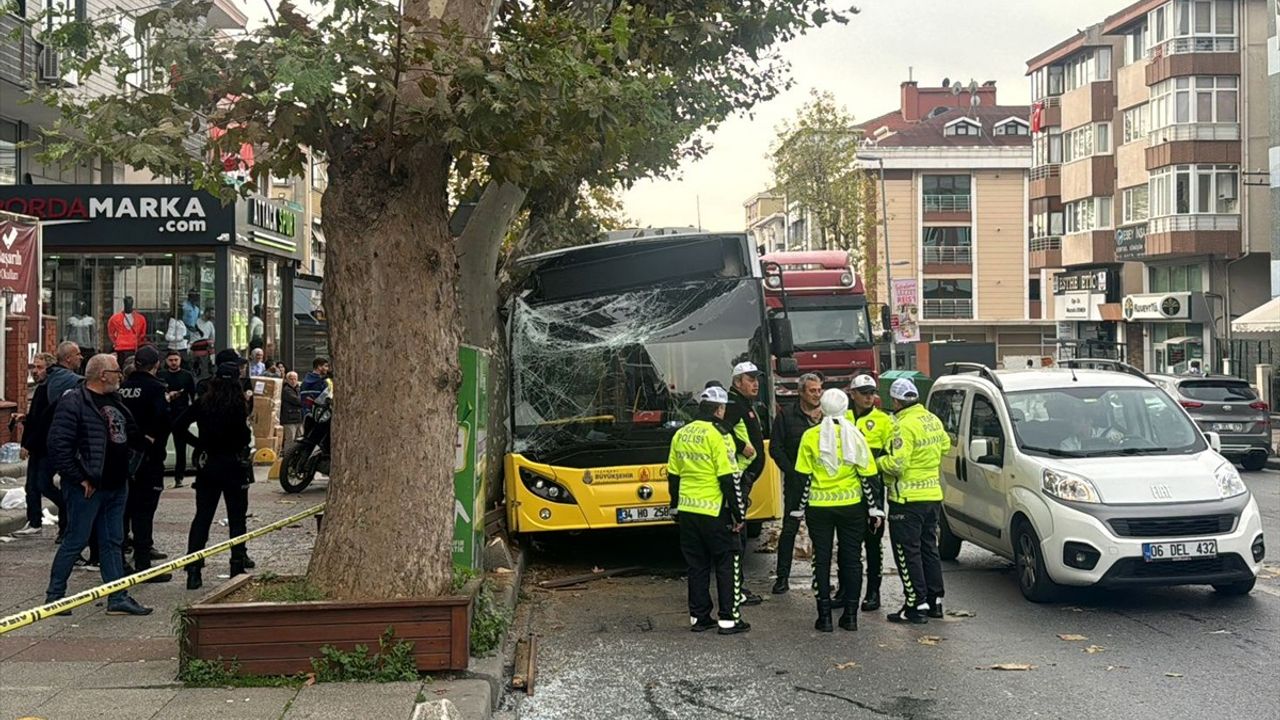 Bahçelievler'de İETT Otobüsü Ağaca Çarptı: 7 Yaralı