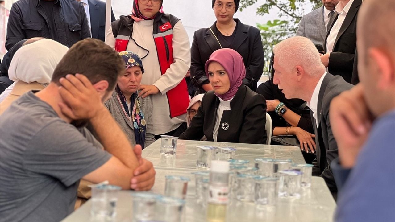 Bakan Göktaş, İstanbul'da Genç Kızların Ailelerine Taziye Ziyaretinde Bulundu