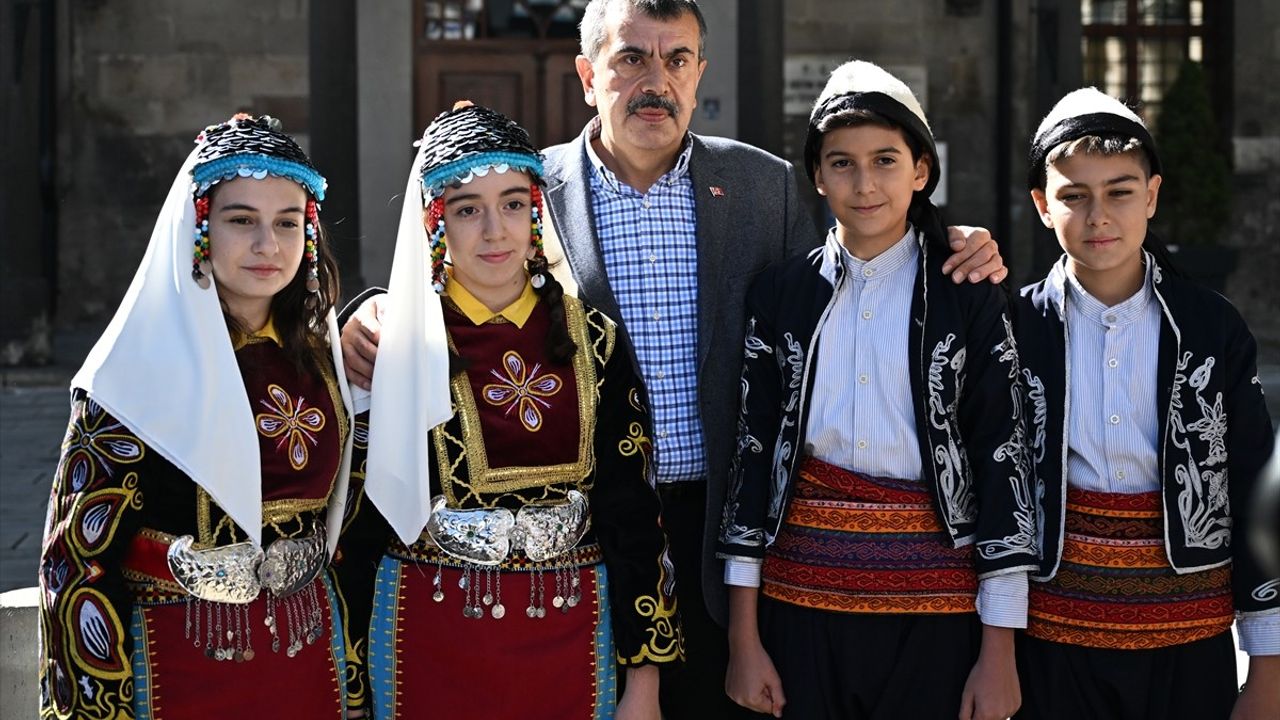 Bakan Tekin Kayseri’de Öğretmenlerle Bir Araya Geldi