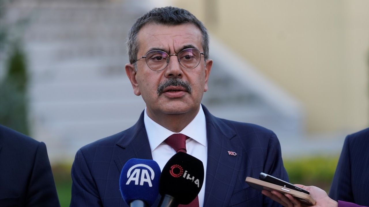 Bakan Tekin Türkiye'nin En Büyük Lise Kampüsünde İncelemelerde Bulundu