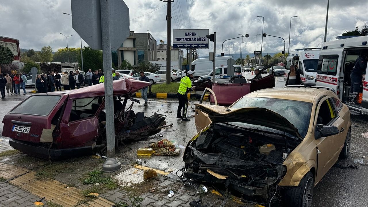 Bartın'da İki Araç Çarpıştı: 6 Yaralı