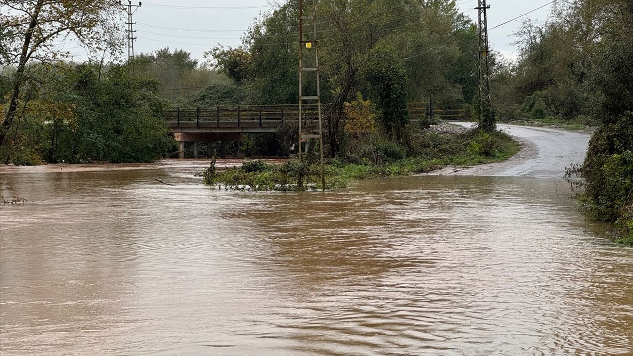 Bartın'da Sağanak Yağış Sonrası 7 Köy Yolu Kapandı