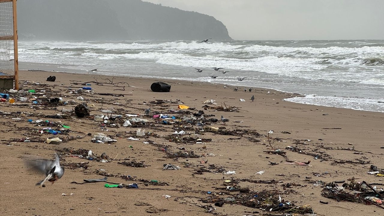 Bartın'da Sağanak Yağış Sonrası İnkumu Sahili Kirlilik İçinde