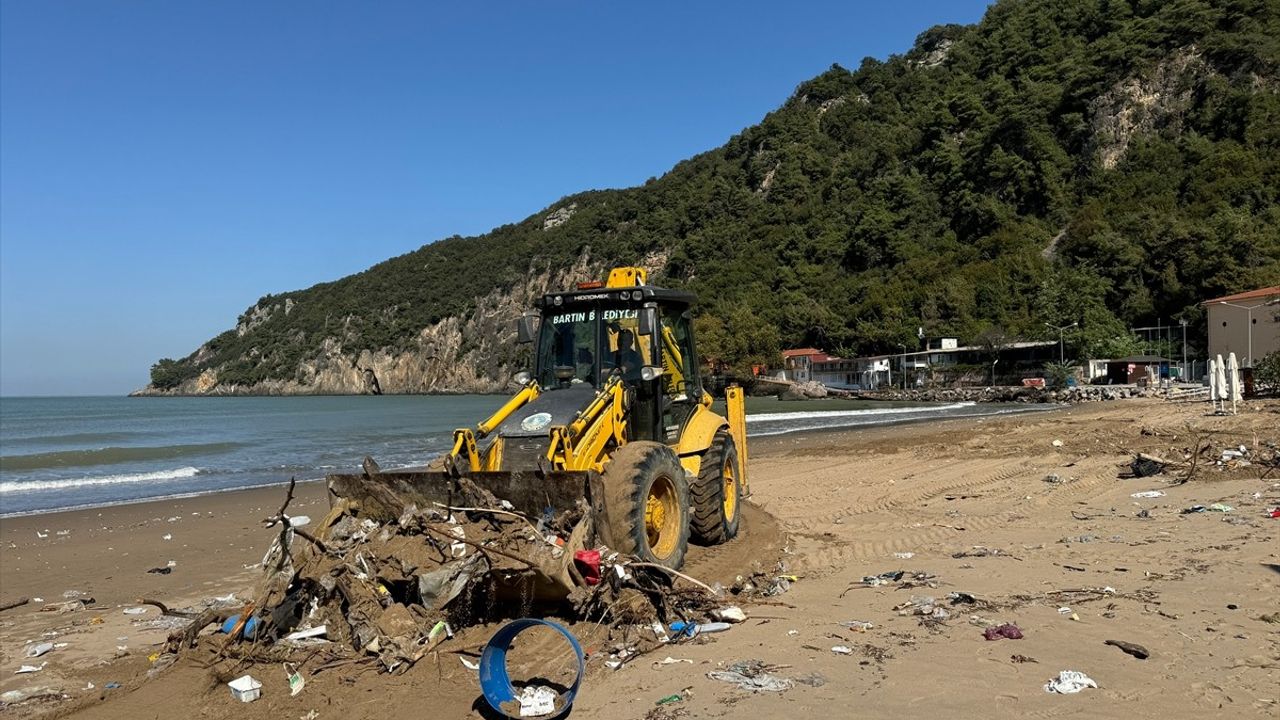 Bartın İnkumu Sahilindeki Kirlilik Temizleniyor