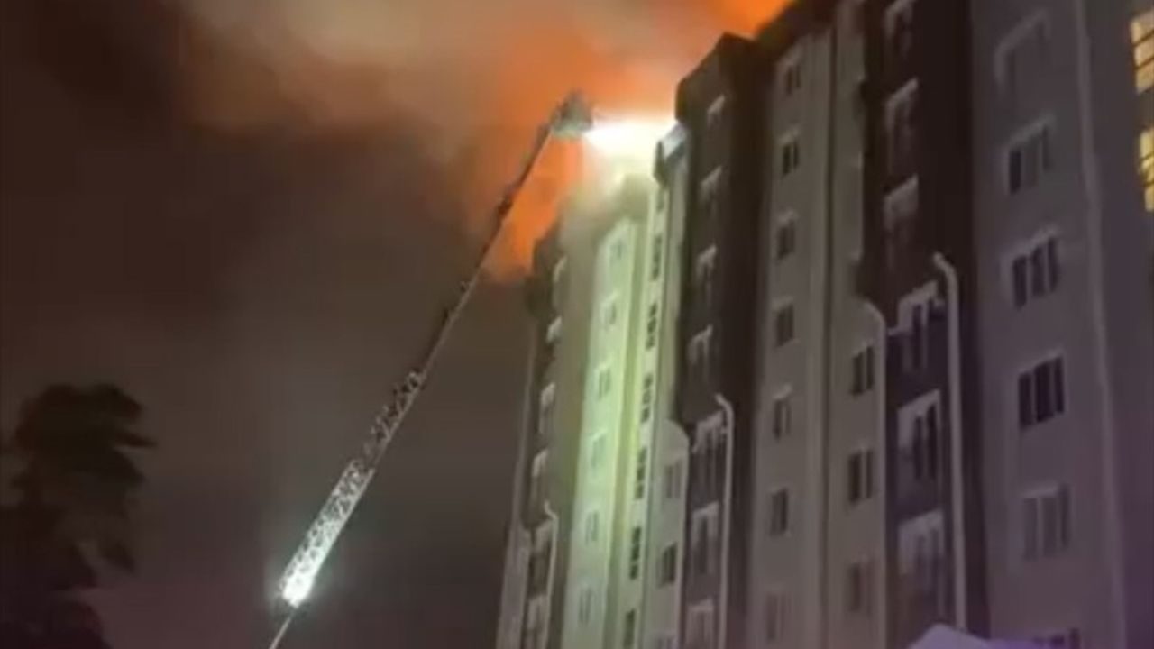 Başakşehir'deki 10 Katlı Bina Yangınına İtfaiye Müdahale Ediyor