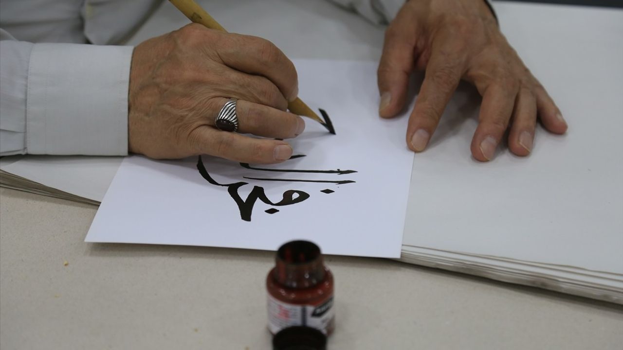 Batman'da Hat Sanatıyla Gelecek Nesillere Işık Tutan Emekli Öğretmen