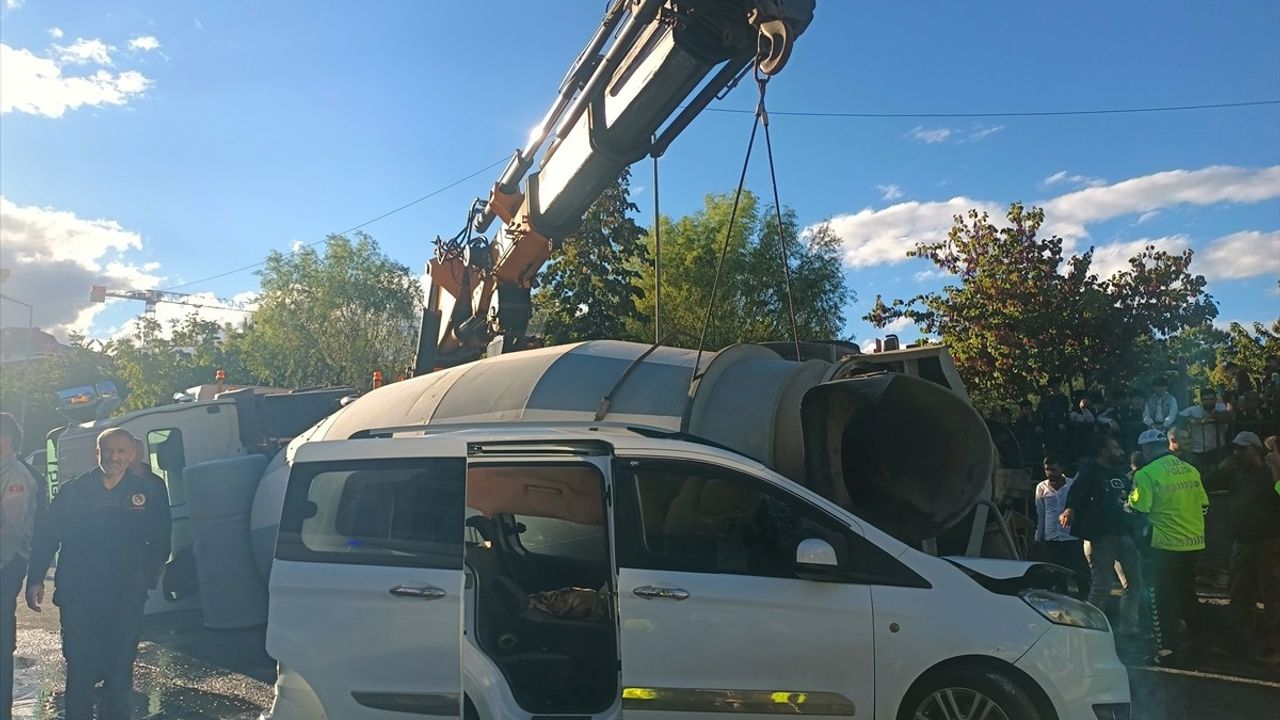 Bingöl'de Beton Mikseri Kaza Yaptı: 3 Yaralı