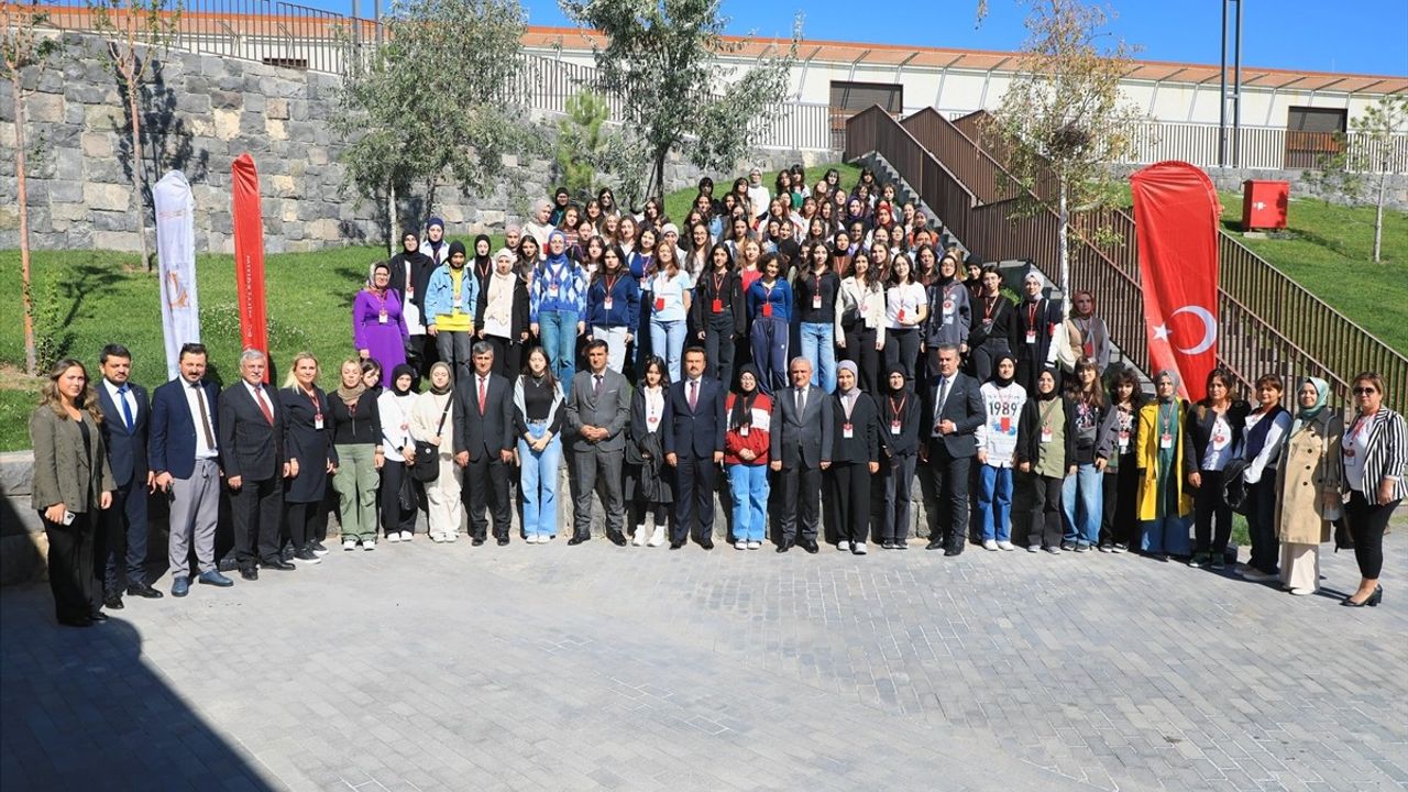 Bitlis'te 'Maziden Atiye Ahlat' Öğrenci Programı Başladı