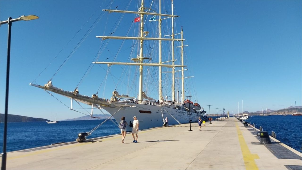 Bodrum'a Lüks Gezinti Gemisi "Star Clipper" ile Gelen Yolcular Şehirde Alışveriş Yaptı