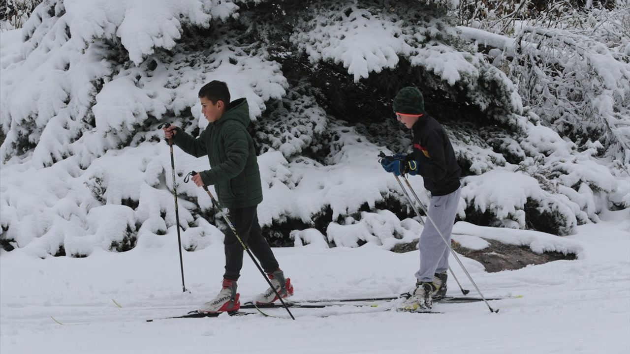 Bolu'da Kayaklı Koşu Sporcuları Kar Yağışında Antrenman Yapıyor