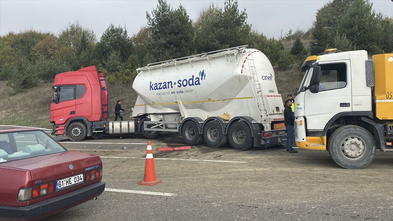 Bolu Otoyolunda Tanker ile Otomobil Çarpıştı