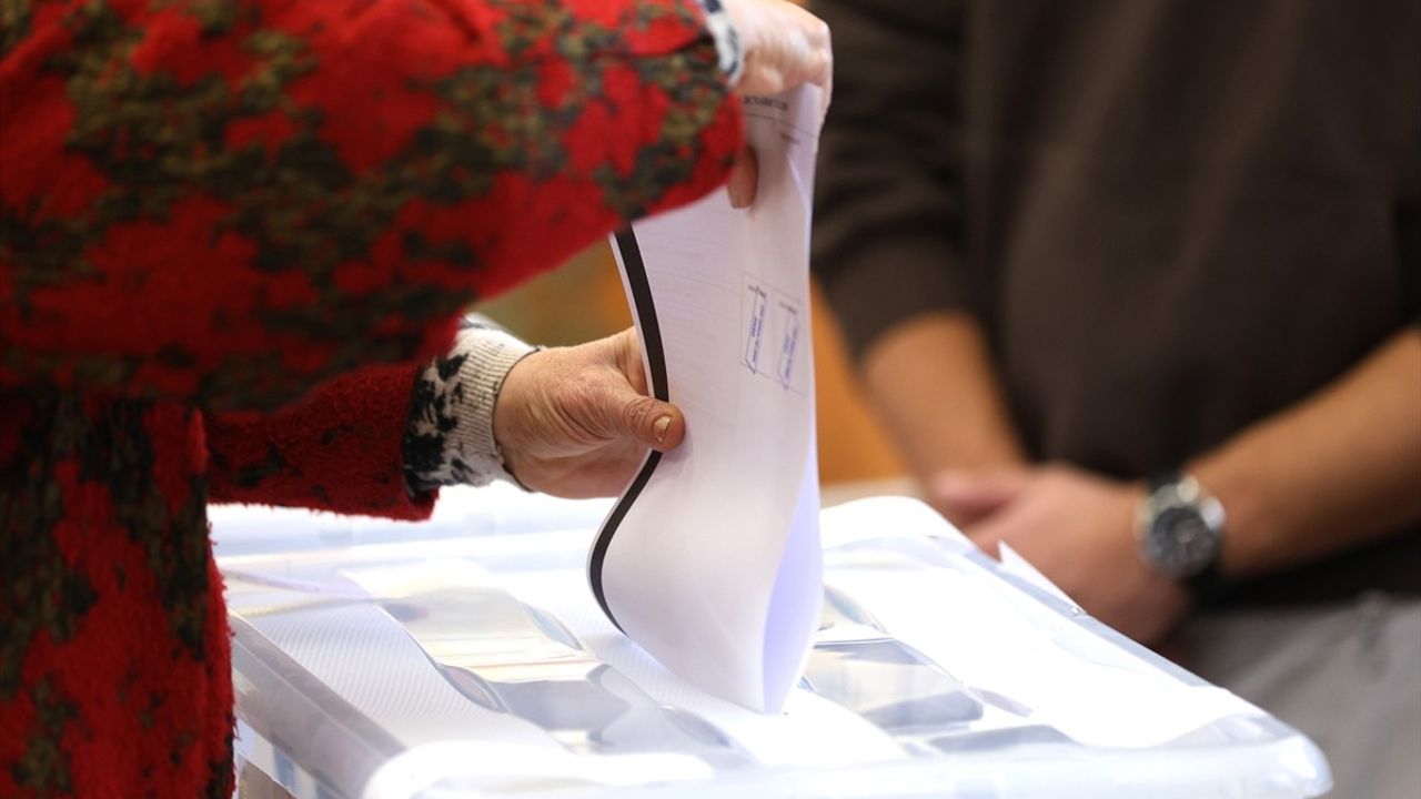 Bulgaristan'da Erken Seçimler: Seçmenler Sandık Başında