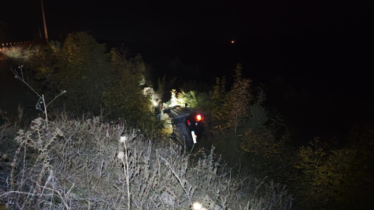 Bursa'da Şarampole Devrilen Araçta İki Yaralı