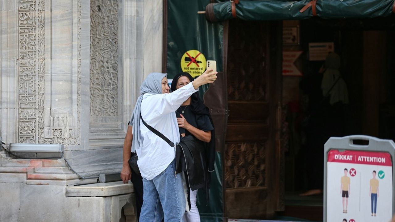 Bursa'daki Yabancı Turistlerden Saygı Duruşu: Etekli Cami Ziyareti