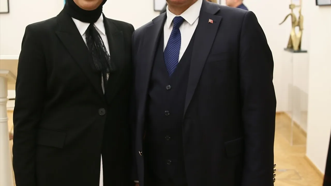Büyükelçi Eşi Azize Ceyhun'dan Eşsiz Resim Sergisi