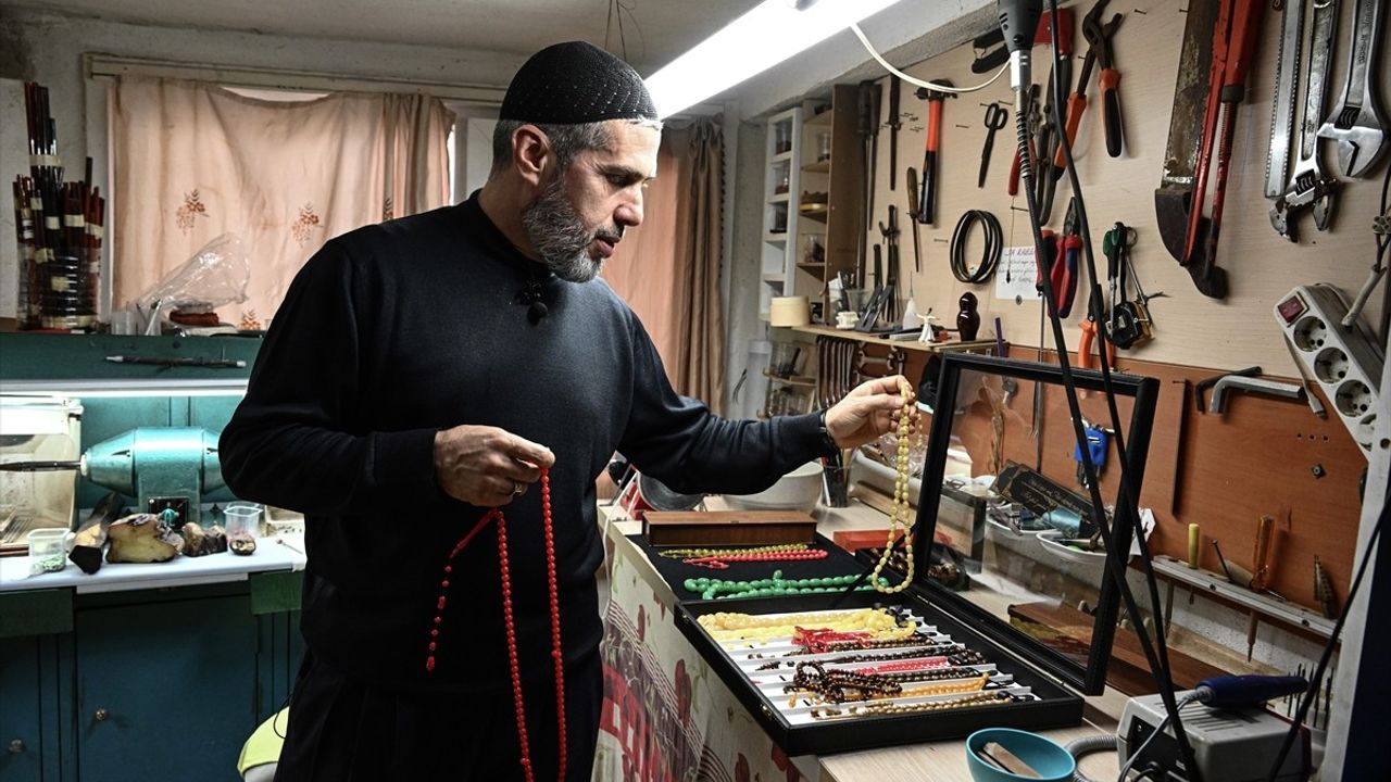 Cami İmamının Sanatı: Tespih Yapımı