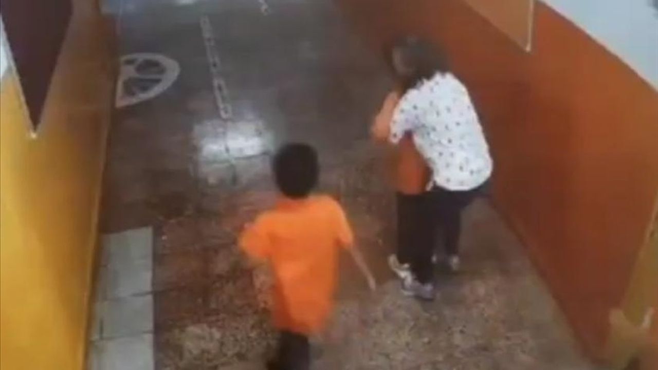 Çanakkale'de Öğretmenin Kahramanlığı: Heimlich Manevrası İle Çocuk Kurtarıldı