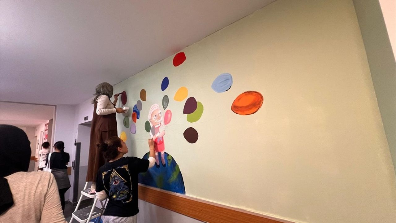 Cerrahpaşa Hastanesi'nde Rengarenk Duvarlar ile Neşeli Bir Ortam Yaratılıyor