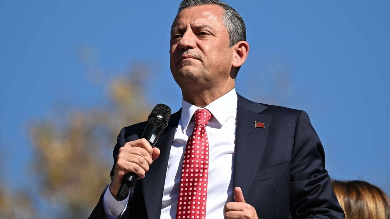 CHP Genel Başkanı Özgür Özel, Cumhuriyet Bayramı'nın 101. Yılında Anıtkabir'i Ziyaret Etti