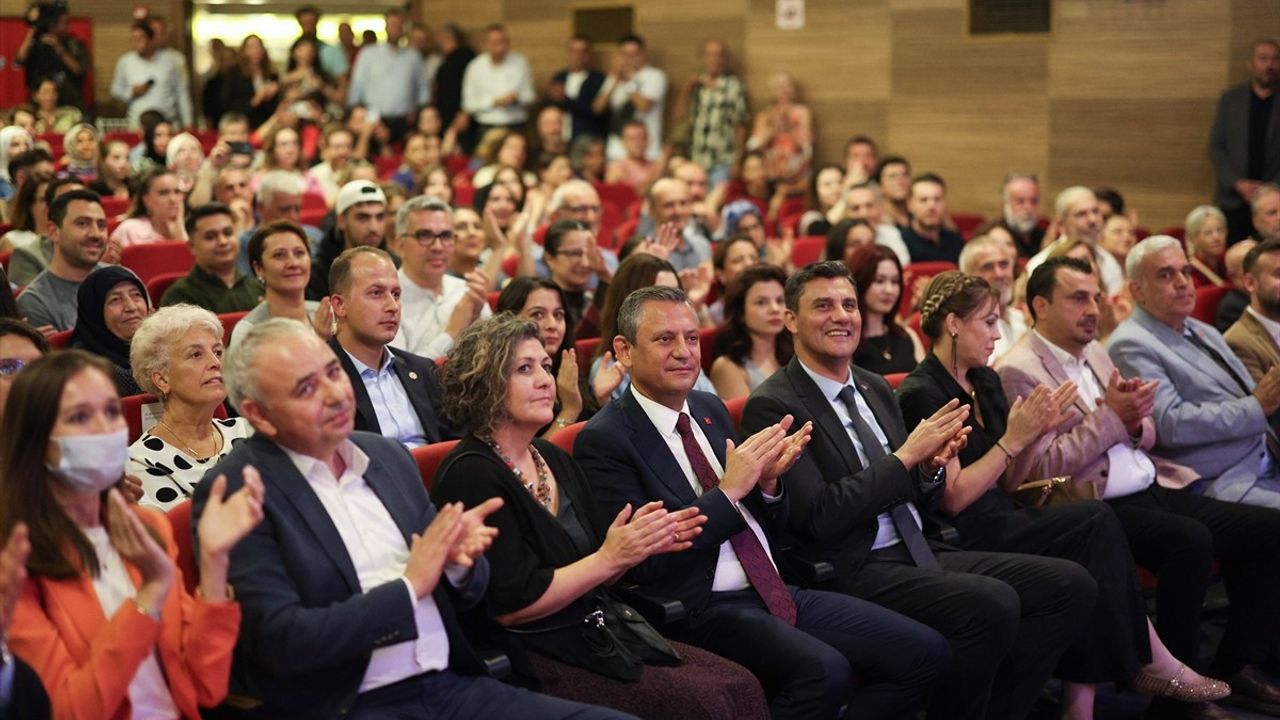 CHP Genel Başkanı Özgür Özel, Manisa'nın Şehir Tiyatrosu Sezon Açılışında
