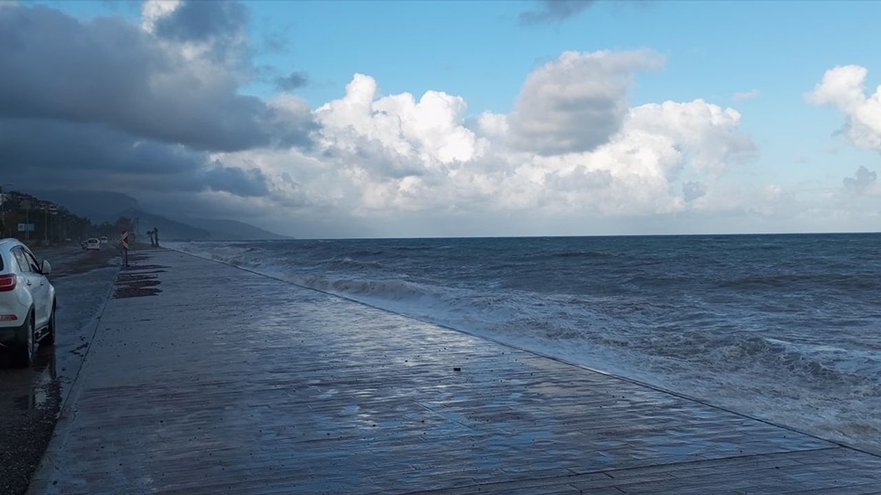 Cide'de Dalgalar Yürüyüş Yolunu Tahrip Etti