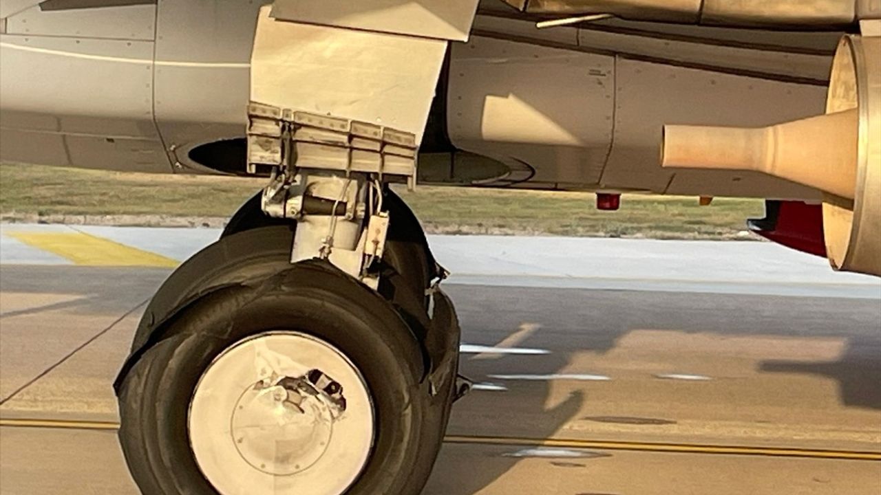 Corendon Hava Yolları Uçağındaki Tekerlek Patladı, Yolcular Güvenli Şekilde Tahliye Edildi