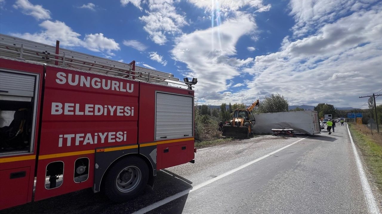 Çorum'da Devrilen Kamyonda 3 Yaralı