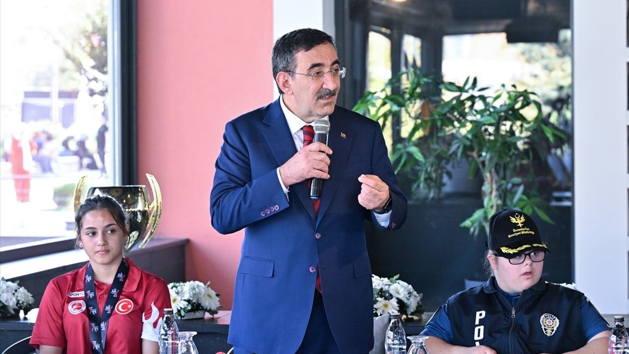 Cumhurbaşkanı Yardımcısı Yılmaz, Ümraniye'de Gençlerle Buluştu