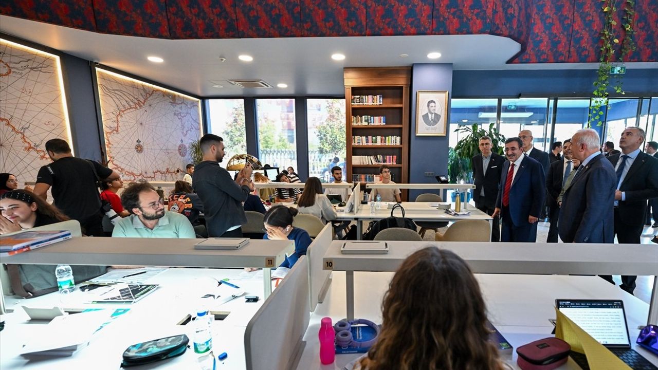 Cumhurbaşkanı Yardımcısı Yılmaz, Ümraniye'de Sünnet Şölenine Katıldı