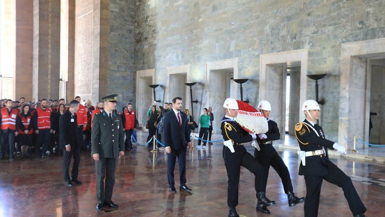 Cumhuriyet'in 101. Yılında Türk Kızılay'dan Anıtkabir Ziyareti