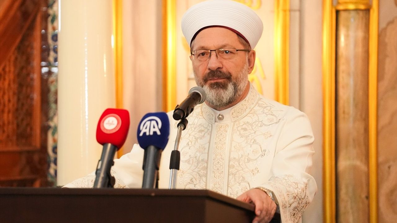 Diyanet İşleri Başkanı Erbaş Hafızlara İcazet Belgelerini Takdim Etti