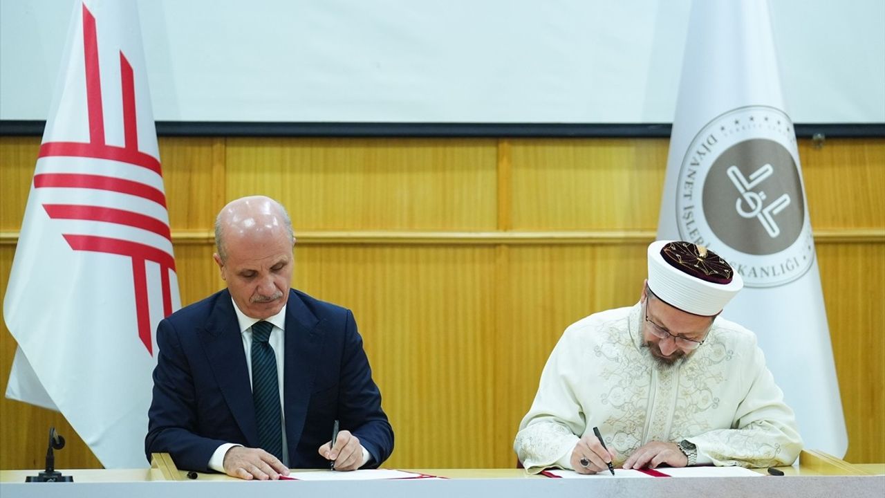 Diyanet İşleri Başkanı Erbaş, İlahiyat Sempozyumunda Önemli Açıklamalarda Bulundu