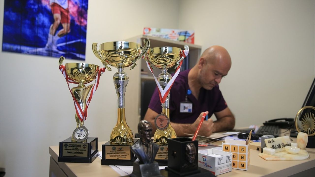 Doktor Tenisçi, Milli Forma İçin Raket Sallıyor