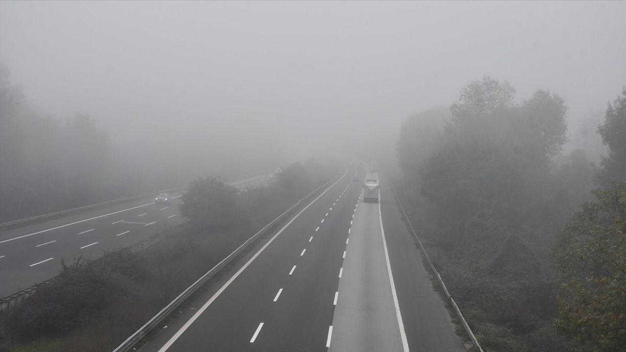 Düzce'de Sis Ulaşımı Etkiliyor: Sürücülere Uyarılar Yapıldı