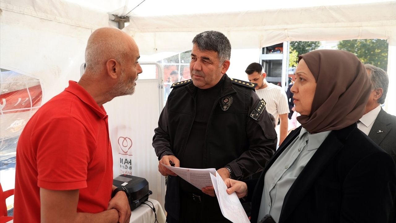 Edirne'de Öğrencilere Kan Bağışı İçin Madalya Verildi