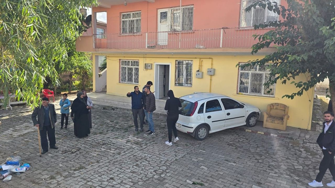 Elazığ'da Minibüs ile Otomobil Çarpıştı: 3 Yaralı