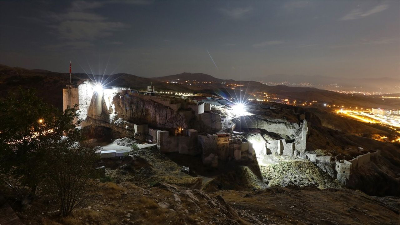 Elazığ'ın Harput Mahallesi Gece Güzellikleri ile Büyülüyor