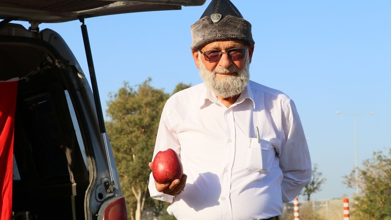 Elmacı Dede'den Askerlere Özel Elma Turu