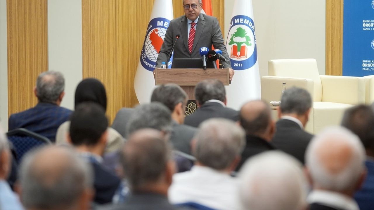 Emekli Memurların Sendikal Örgütlenme Hakkı Talep Ediliyor