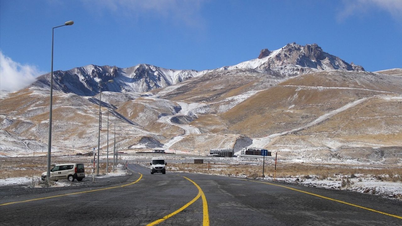 Erciyes Kayak Merkezi'nde Kar Yağışı Başladı