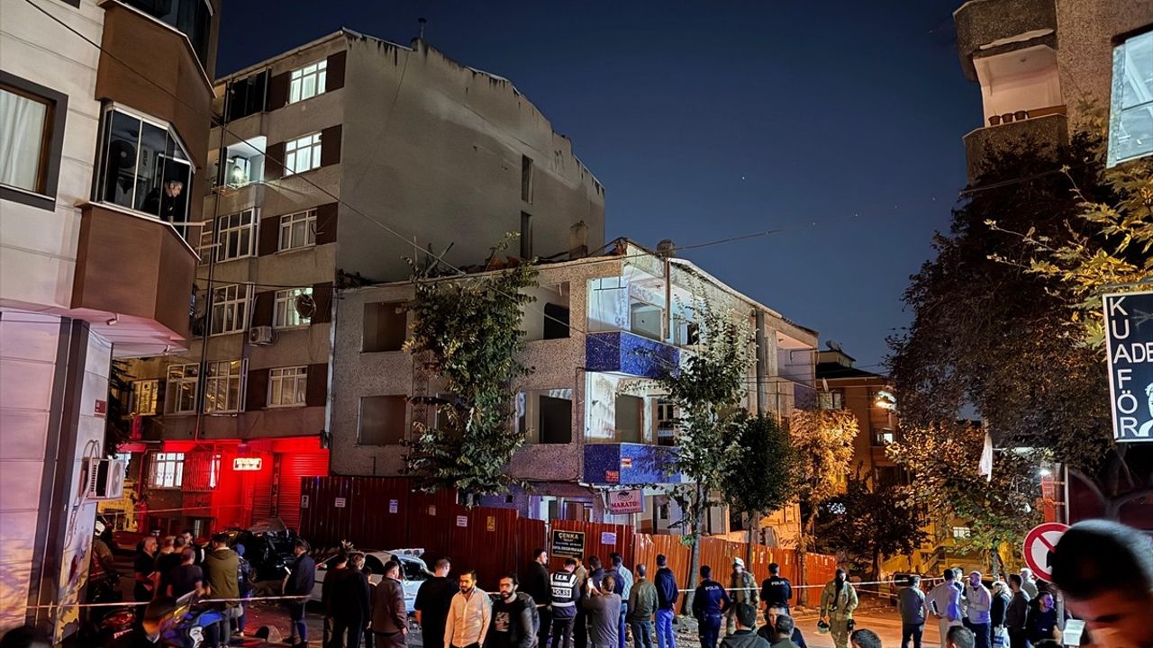 Esenler'de Boşaltılan Binanın Çatısı Kısmen Çöktü