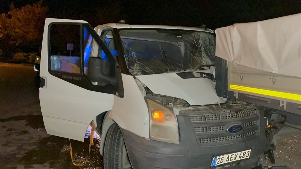 Eskişehir'de Kamyonet Tıra Çarptı: Sürücü Yaralandı