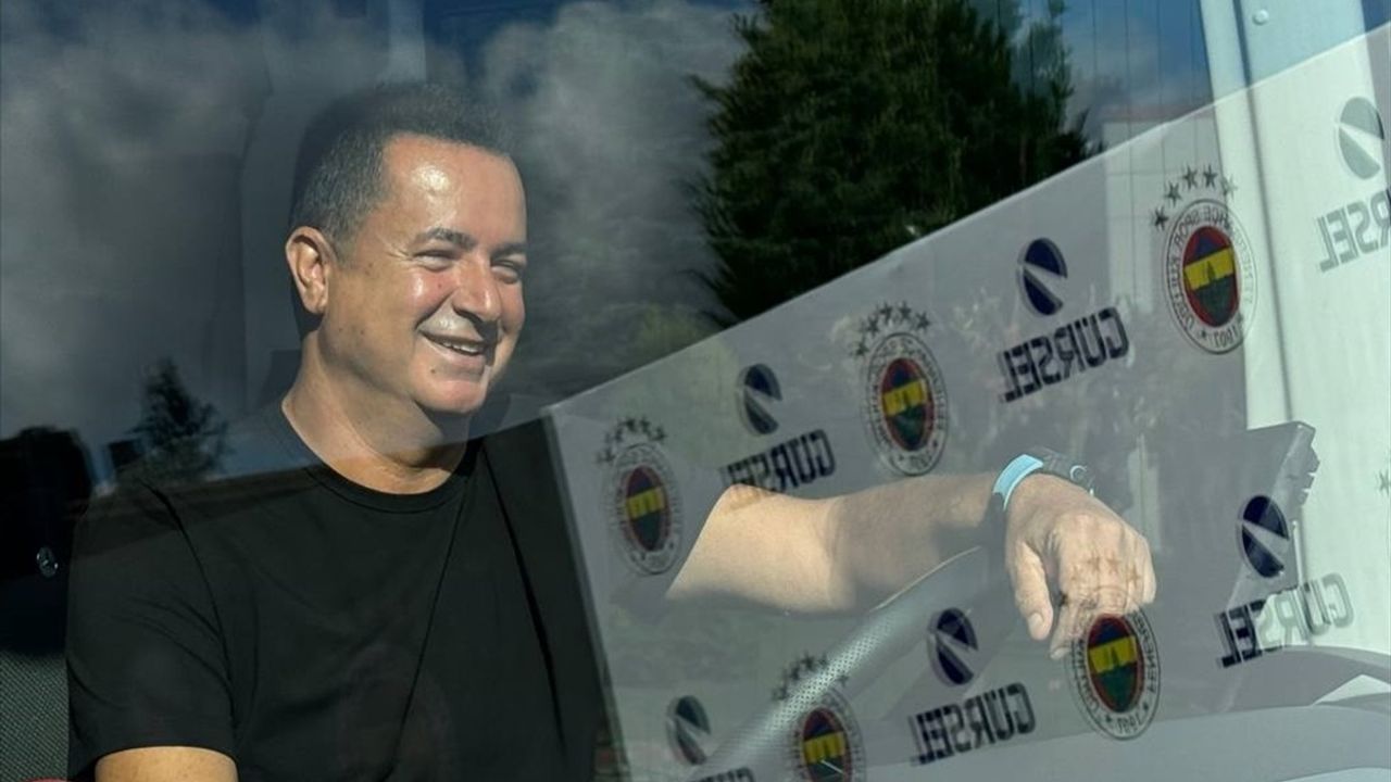 Fenerbahçe'nin Yeni Takım Otobüsü Törenle Teslim Edildi