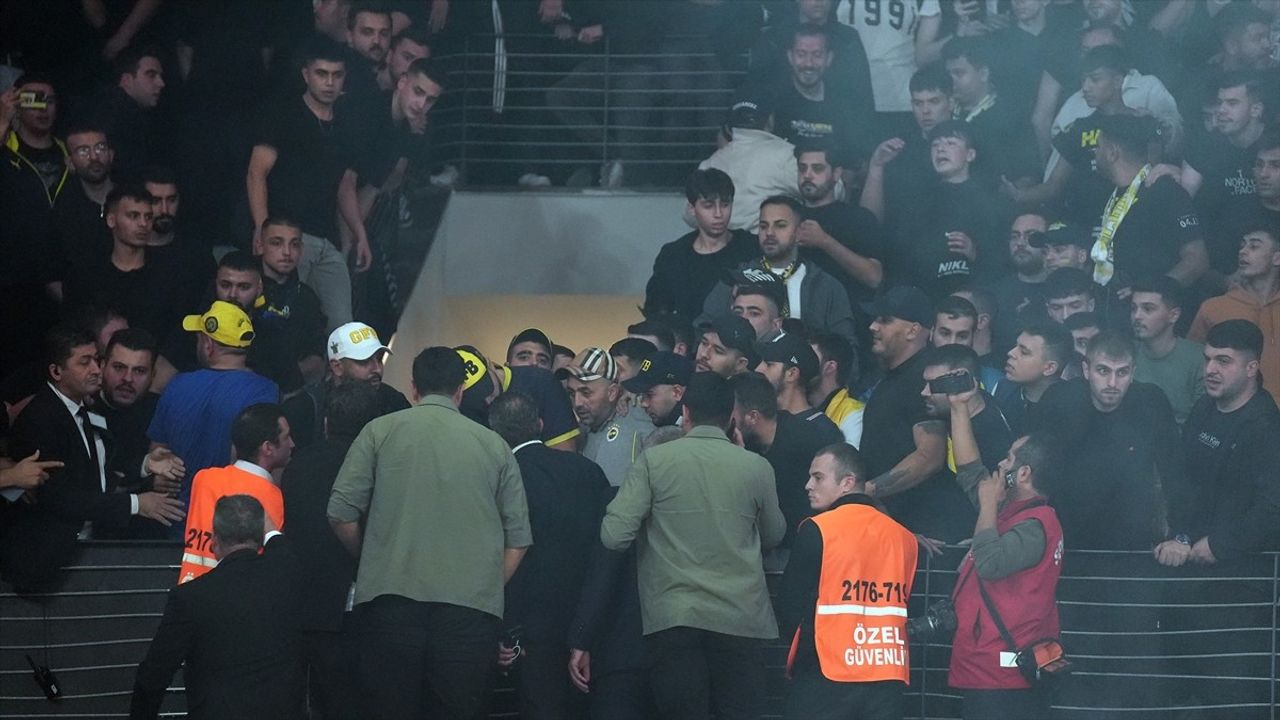 Fenerbahçe Opet - Beşiktaş Maçında Yabancı Maddeler Yüzünden Ara Verildi
